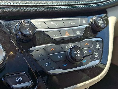 Used 2018 Chrysler Pacifica Limited w/ Advanced Safetytec Group FWD image 16