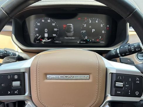 Used 2025 Land Rover Discovery Metropolitan Edition AWD/4WD image 12