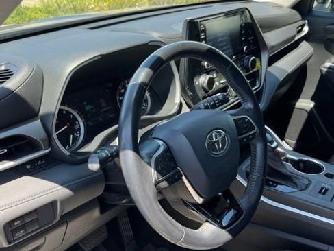 Used 2020 Toyota Highlander XLE AWD/4WD image 14