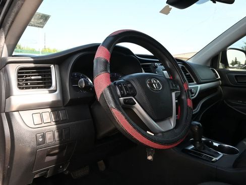 Used 2019 Toyota Highlander LE FWD image 14