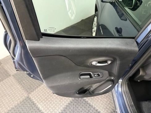 Used 2020 Jeep Renegade Latitude w/ Cold Weather Group AWD/4WD image 32
