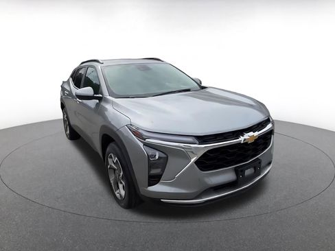 Used 2025 Chevrolet Trax LT w/ LT Convenience Package FWD image 3