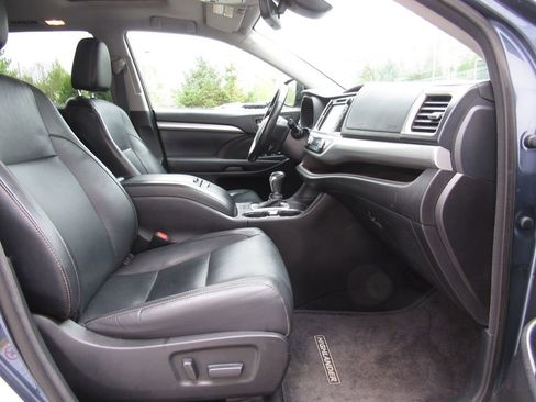 Used 2017 Toyota Highlander XLE AWD/4WD image 19