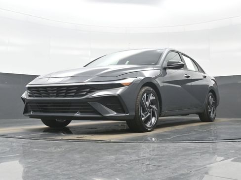 Certified 2025 Hyundai Elantra SEL image 25