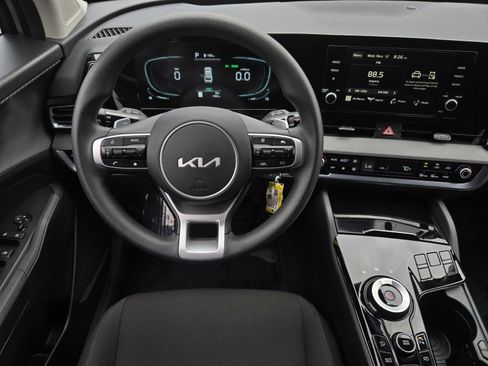 Used 2025 Kia Sportage LX image 12