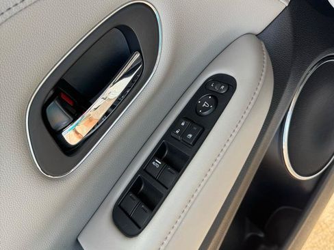 Used 2019 Honda HR-V Touring image 16