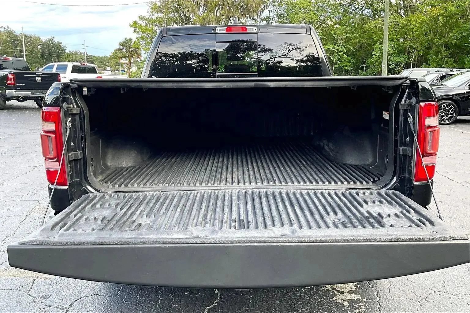 Used 2019 RAM 1500 Laramie AWD/4WD image 28