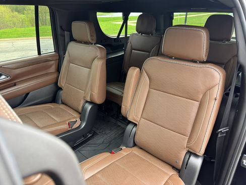 Used 2023 Chevrolet Suburban High Country AWD/4WD image 39