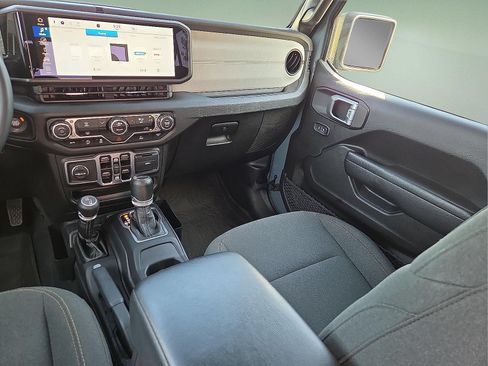Used 2024 Jeep Gladiator Sport AWD/4WD image 12