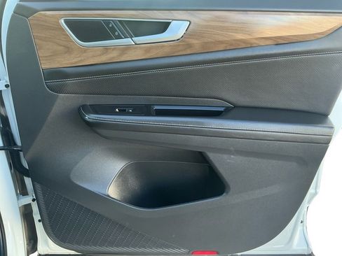 Used 2025 Volkswagen Atlas SE image 16