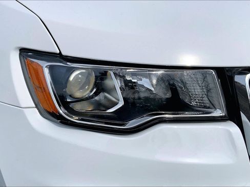 Used 2022 Jeep Grand Cherokee Limited image 25