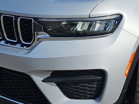 Used 2023 Jeep Grand Cherokee Laredo w/ Luxury Tech Group I image 33