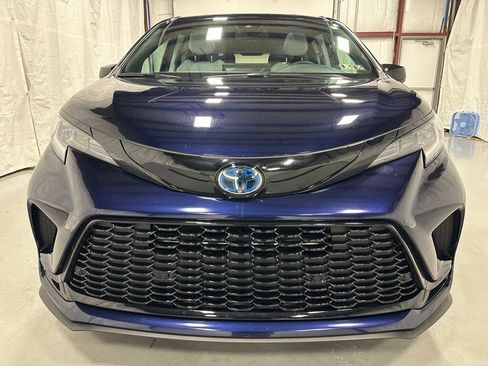 Used 2025 Toyota Sienna XSE image 2