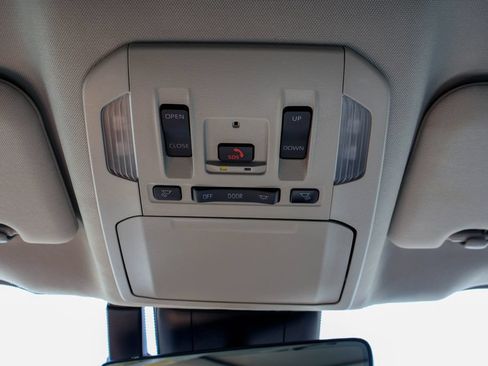 Used 2024 Toyota Highlander XLE FWD image 23