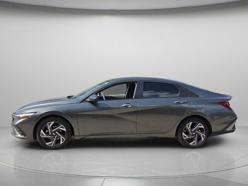 Used 2025 Hyundai Elantra SEL w/ Cargo Package FWD image 3