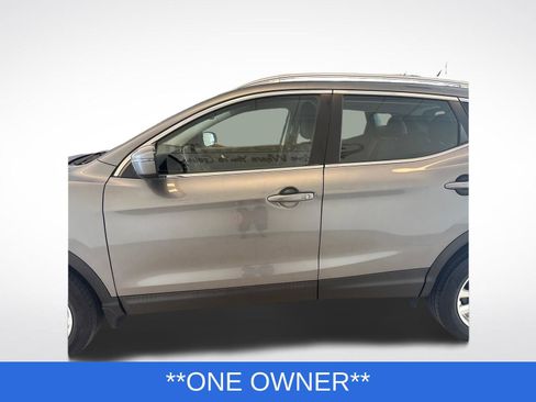 Used 2022 Nissan Rogue Sport SV FWD image 2
