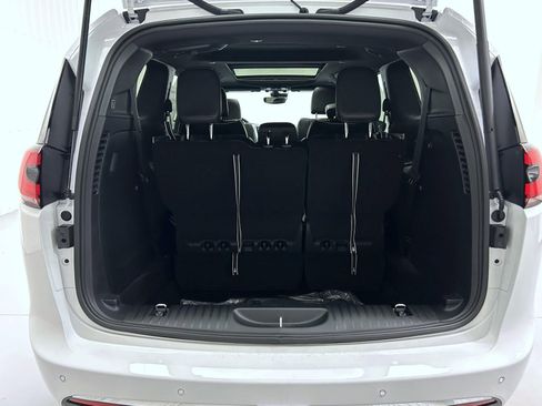 New 2026 Chrysler Pacifica Limited image 9