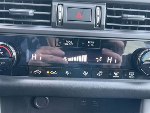 Used 2024 Nissan Pathfinder S image 18