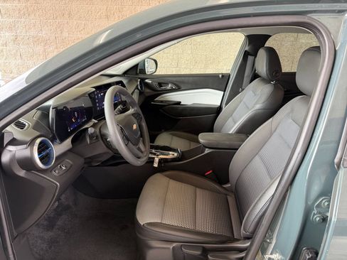Used 2025 Chevrolet Trax LT FWD image 25