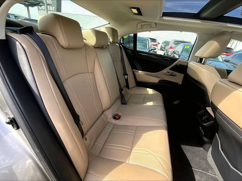 Used 2019 Lexus ES 350 Ultra Luxury w/ Accessory Package image 20