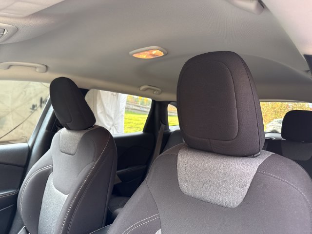 Used 2018 Jeep Cherokee Latitude AWD/4WD image 16