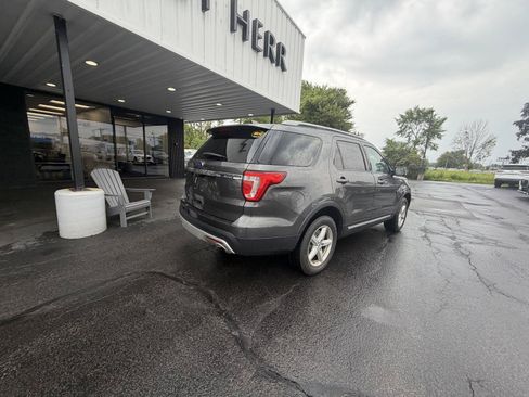 Used 2017 Ford Explorer XLT w/ Equipment Group 202A AWD/4WD image 8