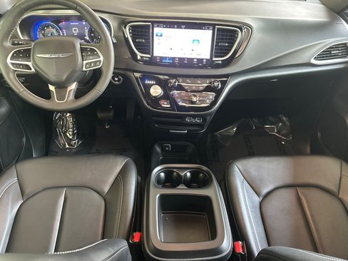 Used 2025 Chrysler Pacifica Select FWD image 13