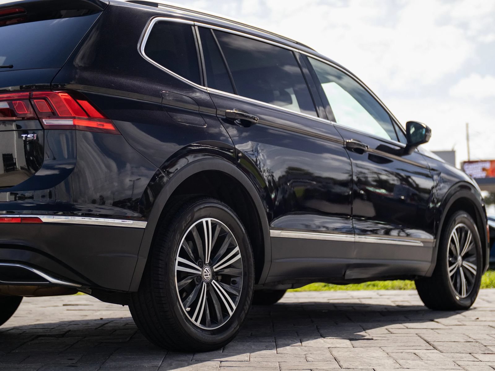 Used 2018 Volkswagen Tiguan SEL FWD image 14