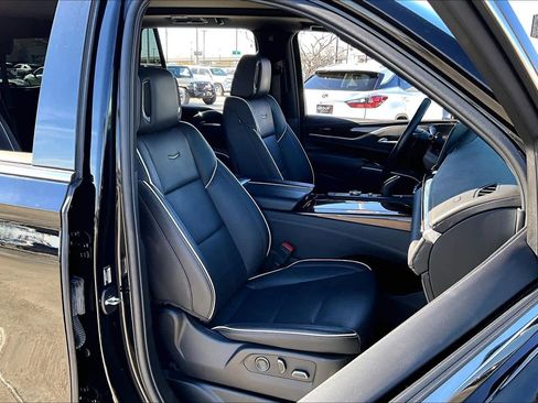 Used 2024 Cadillac Escalade Premium Luxury image 8