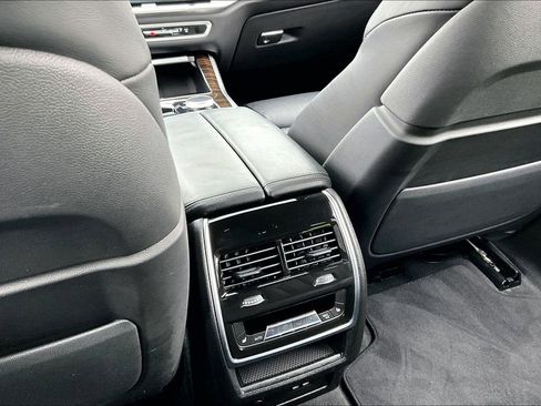 Used 2025 BMW X5 xDrive50e image 10