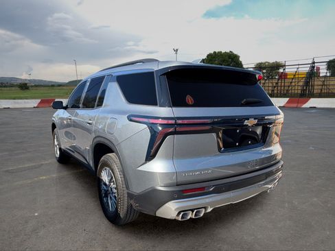 Used 2025 Chevrolet Traverse LT w/ Driver Confidence Package FWD image 4