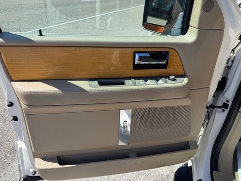 Used 2007 Lincoln Navigator Luxury 4dr SUV image 12