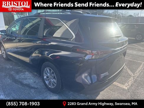 Used 2025 Toyota Sienna XLE image 3