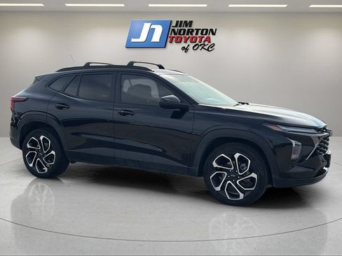 Used 2025 Chevrolet Trax RS w/ Sunroof Package FWD image 3