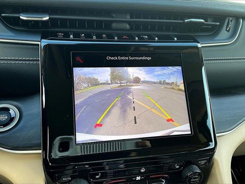 Used 2022 Jeep Grand Cherokee Limited image 21