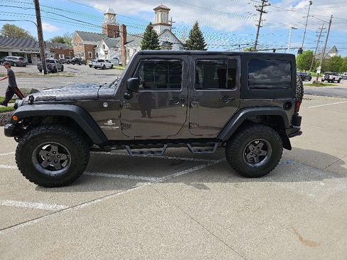 Certified 2018 Jeep Wrangler Unlimited Sport S AWD/4WD image 9