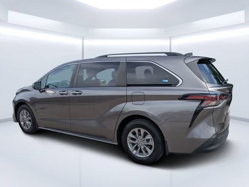 Used 2024 Toyota Sienna XLE FWD image 5