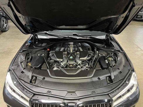 Used 2018 BMW 750i RWD image 32