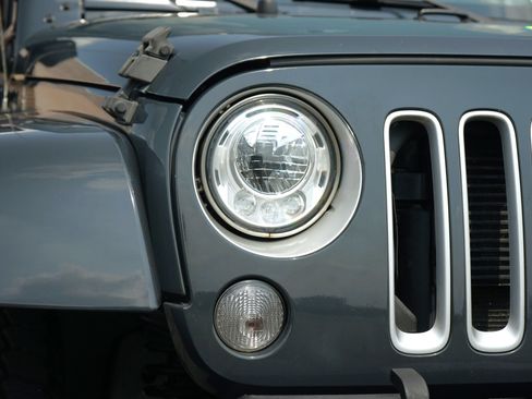 Used 2018 Jeep Wrangler Unlimited Sahara w/ Dual Top Group AWD/4WD image 6