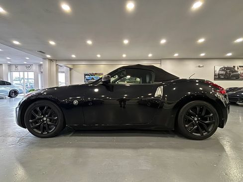 Used 2019 Nissan 370Z Touring RWD image 4