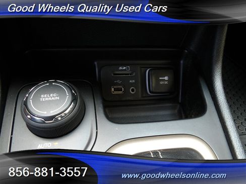 Used 2016 Jeep Cherokee Latitude w/ Cold Weather Group AWD/4WD image 20