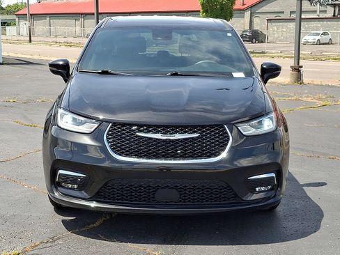 Used 2025 Chrysler Pacifica Select FWD image 2