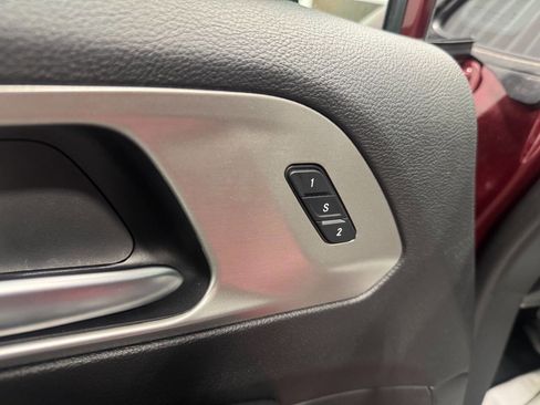 Used 2023 Chrysler Pacifica Limited w/ Uconnect Theater Family Group image 13