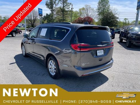 Used 2022 Chrysler Pacifica Touring-L FWD image 47
