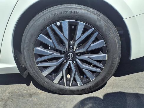 Used 2025 Nissan Altima 2.5 SV FWD image 7