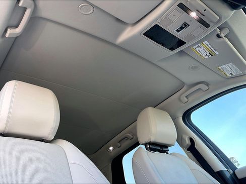 Used 2024 Land Rover Discovery Sport S image 13