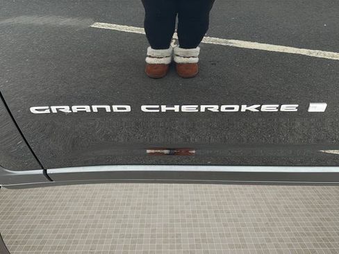 Used 2025 Jeep Grand Cherokee Laredo X w/ Luxury Tech Group I image 13