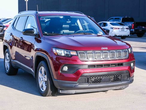 Used 2022 Jeep Compass Latitude FWD image 3
