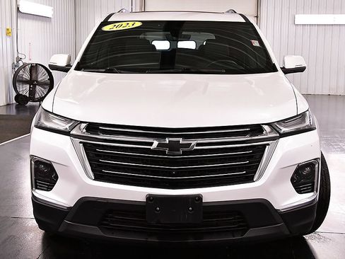 Used 2023 Chevrolet Traverse LT w/ LT Premium Package AWD/4WD image 2