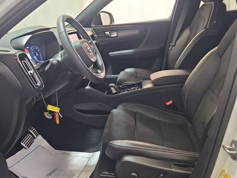 Used 2022 Volvo XC40 T5 R-Design AWD/4WD image 3